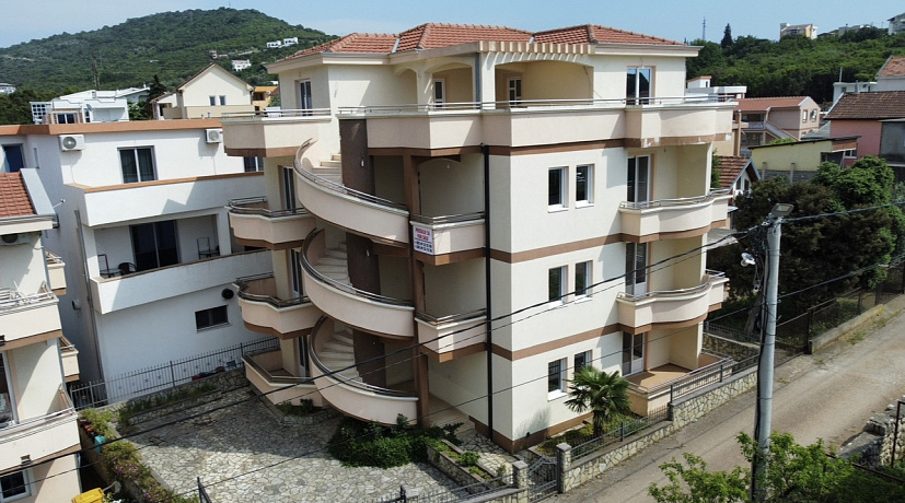 Просторный дом с апартаментами и видом на море
