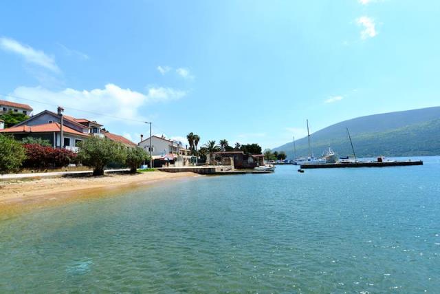 Кафе-бар с видом на море в Кумбор