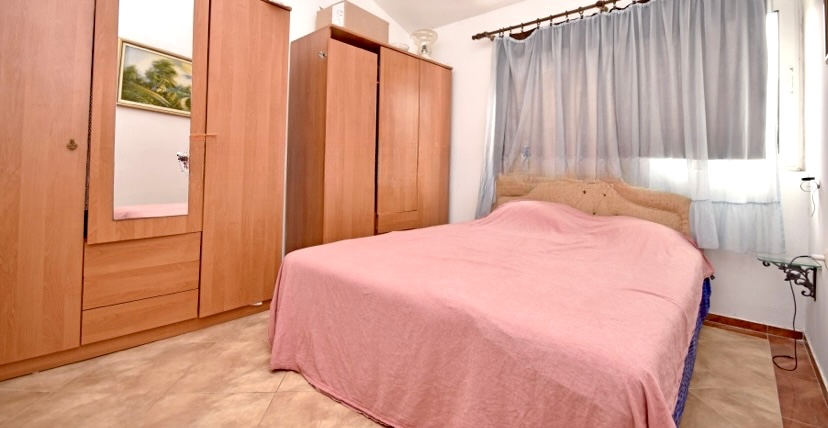 Просторная двухуровневая квартира с видом на море, расположенная в центре Биела, Герцег-Нови.