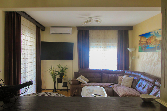 Меблированная квартира с тремя спальнями в Будве