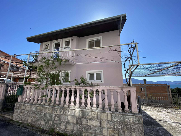Дом в Тивате с панорамным видом на море