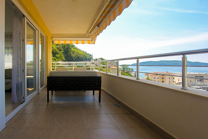 Квартира с панорамным видом на море и гаражом в Рафаиловичах