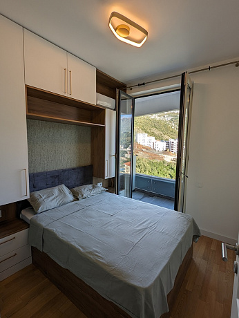 Квартира с двумя спальными комнатами и видом на море в Бечичи