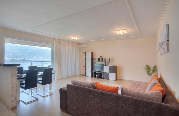 Просторная двухкомнатная квартира в Будве с видом на море