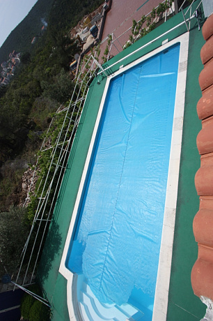 Трехэтажный дом с бассейном в Луштице