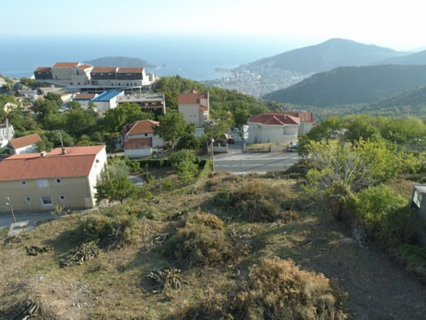 Продается участок под строительство жилых домов с видом на море.