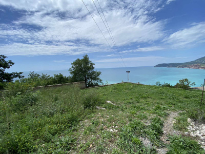 Продается огороженный участок с панорамным видом на Адриатическое море