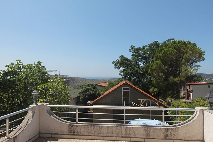 Трехэтажный дом с панорамным видом в Сутоморе