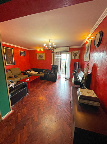 Просторный и комфортабельный семейный дом в красивом городе Тиват
