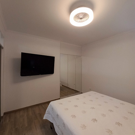 Квартира с двумя спальными комнатами в Тивате
