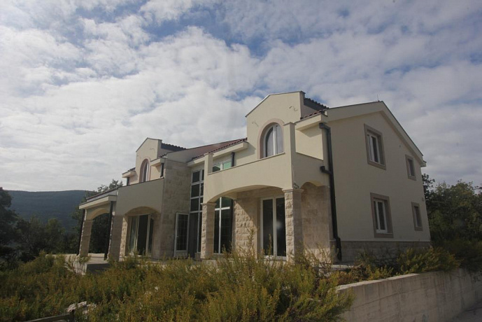 Двухэтажный дом с видом на море и горы в районе города Херцег Нови