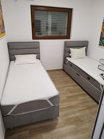 Квартира с двумя спальными комнатами в Тивате