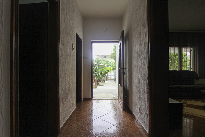 Двухэтажный дом в Баре с 8 спальными комнатами