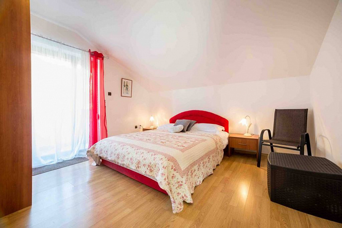 Квартира с тремя спальными комнатами и видом на море в Будве