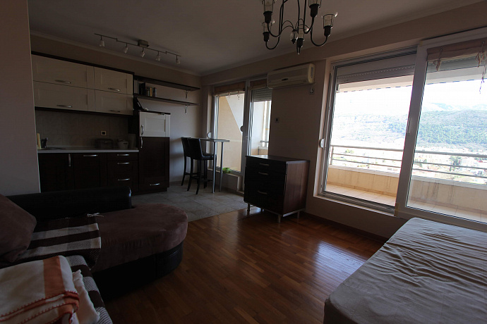 Двуспальная квартира в Будве с просторной террасой
