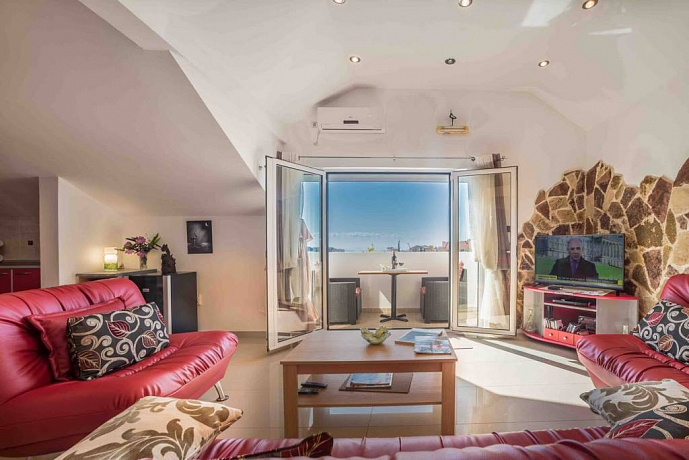 Квартира с тремя спальными комнатами и видом на море в Будве