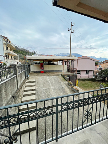 Просторный и комфортабельный семейный дом в красивом городе Тиват