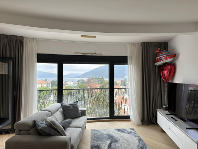 Квартира с двумя спальными комнатами в Тивате с видом на море