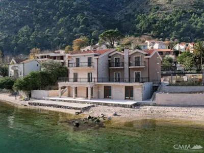 Роскошная трёхэтажная вилла на первой линии моря  в Которе